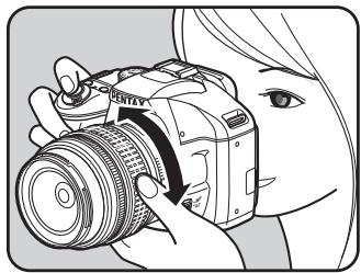 PENTAX KX - Tournez la bague du zoom vers la droite ou vers la gauche. - 1