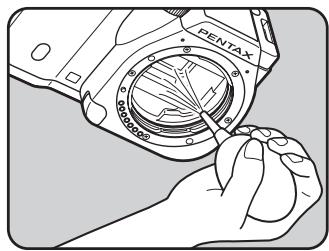 PENTAX K-01 - Retrait de la poussière à l'aide d'une soufflette - 4