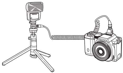 PENTAX K-01 - Raccordement d'un flash externe avec une rallonge - 1