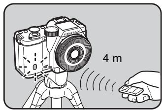 PENTAX K-01 - Dirigez la télécommande vers le récepteur de la télécommande situé à l'avant de l'appareil et pressez le déclencheur de la télécommande. - 1