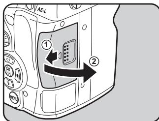 PENTAX K-5 - Faites glisser la trappe de protection du logement de la carte dans le sens de la flèche, puis soulevez-la pour l'ouvrir (①→②). - 1