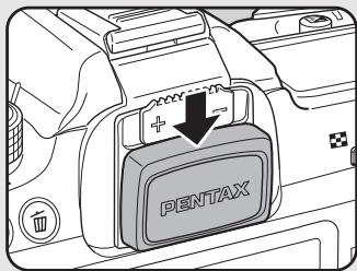 PENTAX K-5 - Dirigez la télécommande vers le recepteur de la télécommande situé à l'avant ou à l'arrière de l'appareil et pressez le déclencheur de la télécommande. - 4