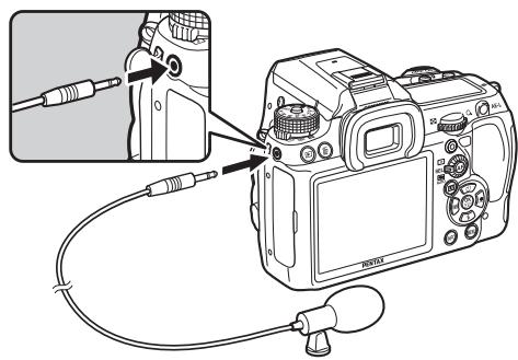 PENTAX K-5 - Ouvrez le cache de la prise de microphone et branchez la fiche du microphone sur la prise prévue à cet effet sur l'appareil. - 1