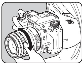 PENTAX K-5 - Regardez dans le viseur puis tournez la bague de mise au point jusqu'à ce que le sujet soit clairément visible dans le viseur. - 1