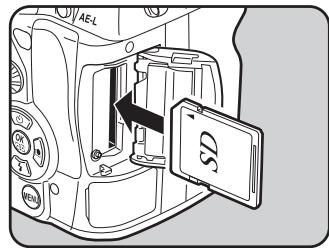 PENTAX K-5 - Faites glisser la trappe de protection du logement de la carte dans le sens de la flèche, puis soulevez-la pour l'ouvrir (①→②). - 2