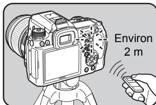 PENTAX K-5 - Dirigez la télécommande vers le recepteur de la télécommande situé à l'avant ou à l'arrière de l'appareil et pressez le déclencheur de la télécommande. - 2