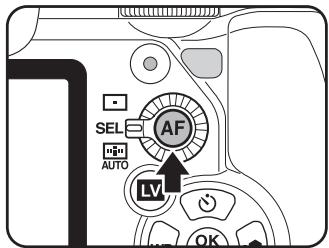 PENTAX K-5 - Appuyez sur le bouton AF tout en regardant dans le viseur. - 1