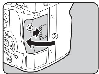 PENTAX K-5 - Faites glisser la trappe de protection du logement de la carte dans le sens de la flèche, puis soulevez-la pour l'ouvrir (①→②). - 4
