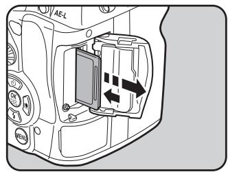 PENTAX K-5 - Faites glisser la trappe de protection du logement de la carte dans le sens de la flèche, puis soulevez-la pour l'ouvrir (①→②). - 3