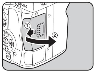 PENTAX K-5 II - Faites glisser la trappe de protection du logement de la carte dans le sens de la flèche, puis soulevez-la pour l'ouvrir (①→②). - 1