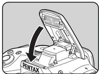 PENTAX K500 - Appuyez sur le haut du flash pour rétracter le flash incorporé. - 1