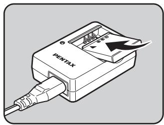 PENTAX Q10 - Orientez le repère ▲ de la batterie vers le haut et insérez la batterie dans le chargeur. - 1