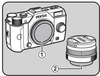 PENTAX Q10 - Retirez les caches de la monture du boîtier (①) et de la monture de l'objectif (②). - 1