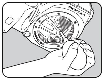 PENTAX K30 - Retrait de la poussière à l'aide d'une sufflette - 4