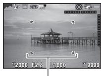 PENTAX K70 - Placez le sujet dans la mire AF sur I'ecran et pressez SHUTTER à mi-course. - 1