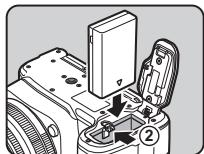 PENTAX K70 - Ouvrez la trappe de protection du logement de la batterie. - 2