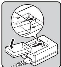 PENTAX KS-2 - Orientez le repère ▲ de la batterie vers le haut et insérez la batterie dans le chargeur. - 1