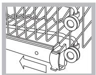 SCHOLTES LPE 733A X - Heben oder senken Sie den Korb niemals nur an einer Seite. - 1