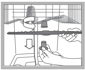 SCHOLTES LPE 733A X - Reinigen van de sproeiarmen - 1