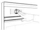 SMEG SE378MF-5 - Pour accéder aux boutons de commande, il faut les extraire de leur logement ; pour cela, appuyer simplement sur les boutons et ils sortiront en position de fonctionnement (fig. A). Ils doivent rester dans cette position pendant le fonctionnement du four pour éviter qu'ils ne chauffent de façon excessive. Pour les remettre en position de repos, les pousser à fond jusqu'à l'arrêt. - 1