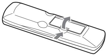 ONKYO DV-SP305 - Conservazione dei dischi correttamente, provar a sostituire entrambé le batterie.   
- Non mettere insieme batterie vecchie e nuove, oppure differenti tipi di batterie.   
- Se non si ha intenzione di utilizzato il telecommando per un lungo periodo di tempo, rimuovere le batterie per evitare possibili perdite e corrosione.   
- Le batterie esaurite devono essere rimosse non appena possibile, per prevenir possibili perdite e corrosione.



Non conservare i dischi in luoghi soggetti alla luce solare diretta, o vicino a sorgenti di calore.   
Non conservare i dischi in luoghi soggetti a umidità o polvere, come ad esempio in una stanza da bagno o vicino a un umidificatore.   
Conservare sempre i dischi nelle loro custodie e in posizione verticale. Accatasstando o collocando oggetti su dischi non protetti si cui possare la loro deformazione, graffiti o altri danni.

Installazione delle batterieil telecomando, punto nella direzione del sensore del telecomando dell'unità DV-SP305, come viene molto fatto.

![](images/92b59f1631a729aa42f8f6f9ac85691ffd8b20dd56ad95e23d64d06be64a03ed.jpg)  
Sensore del telecomando - 1