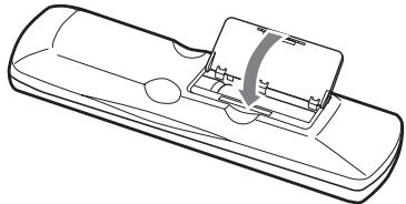 ONKYO DV-SP305 - Almacenar los discosOTO no funciona correctamente, cambie las dos baterias.   
- No mezcle bateríasuales con baterías usadas, ni distinctostipsodebaterías.   
- Si noiene la intencion de utiliser el controlador remoto durante mucho tiempo, extraiga las baterias para evaporar posibles perdidas y corrosiones.   
- Las baterías agotadas deben sustituirse lo antes posibles para evaporar perdidas y corrosiones.



No almacene los discos en lugares expuestos a la luz solar directa nioca de fuentes de calor.   
No almacene los discos en Lugares humedes o polvorientos, como el bano oerca de un humidificador.   
Almacene siempre los discos en sus cajas y verticalmente. Si apila los discos, o si colocao objetos encima de discos no protegidos, pueda causar que los discos se alabeen, se rayen, u otros días.

Instalar las bateríascontrolador remot - 3
