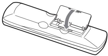 ONKYO DV-SP305 - Refermez le compartment des piles.l, il pourrait ne pas capter le signal de la télécommande. Tenez-en compte lors du besoin de l'emplacement du DV-SP305.   
- L'utilisation d'une autre télécommande du même type dans la même piece ou la présence d'un appeareil émettant des rayons infrarouge à proximité du DV-SP305 peut provoquer des interférences.   
- Ne posez jamais d'objet (livres, etc.) sur la télécommande car cela risquerais d'enforcer accidentellement une touche et de drainer les piles.   
- Si vous placez le DV-SP305 dans un meuble muni d'une porte en verre fumé, l'appareil pourrait ne pas capter le signal de la télécommande. Tenez-en compte lors du besoin de l'emplacement du DV-SP305.   
- Si un obstacle se trouve entre le DV-SP305 et la télécommande, l'appareil ne captera pas les signaux de la télécommande.

Pour en savoir plus, voyagez les pages indiquées entre parentheses. - 1