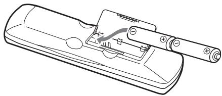 ONKYO DV-SP305 - Conservazione dei dischi correttamente, provar a sostituire entrambé le batterie.   
- Non mettere insieme batterie vecchie e nuove, oppure differenti tipi di batterie.   
- Se non si ha intenzione di utilizzato il telecommando per un lungo periodo di tempo, rimuovere le batterie per evitare possibili perdite e corrosione.   
- Le batterie esaurite devono essere rimosse non appena possibile, per prevenir possibili perdite e corrosione.



Non conservare i dischi in luoghi soggetti alla luce solare diretta, o vicino a sorgenti di calore.   
Non conservare i dischi in luoghi soggetti a umidità o polvere, come ad esempio in una stanza da bagno o vicino a un umidificatore.   
Conservare sempre i dischi nelle loro custodie e in posizione verticale. Accatasstando o collocando oggetti su dischi non protetti si cui possare la loro deformazione, graffiti o altri danni.

Installazione delle batterieil telecomando, punto nella direzione del sensore del telecomando dell'unità DV-SP305, come viene molto fatto.

![](images/92b59f1631a729aa42f8f6f9ac85691ffd8b20dd56ad95e23d64d06be64a03ed.jpg)  
Sensore del telecomando - 2