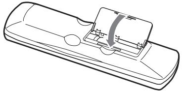 ONKYO DV-SP305 - Conservazione dei dischi correttamente, provar a sostituire entrambé le batterie.   
- Non mettere insieme batterie vecchie e nuove, oppure differenti tipi di batterie.   
- Se non si ha intenzione di utilizzato il telecommando per un lungo periodo di tempo, rimuovere le batterie per evitare possibili perdite e corrosione.   
- Le batterie esaurite devono essere rimosse non appena possibile, per prevenir possibili perdite e corrosione.



Non conservare i dischi in luoghi soggetti alla luce solare diretta, o vicino a sorgenti di calore.   
Non conservare i dischi in luoghi soggetti a umidità o polvere, come ad esempio in una stanza da bagno o vicino a un umidificatore.   
Conservare sempre i dischi nelle loro custodie e in posizione verticale. Accatasstando o collocando oggetti su dischi non protetti si cui possare la loro deformazione, graffiti o altri danni.

Installazione delle batterieil telecomando, punto nella direzione del sensore del telecomando dell'unità DV-SP305, come viene molto fatto.

![](images/92b59f1631a729aa42f8f6f9ac85691ffd8b20dd56ad95e23d64d06be64a03ed.jpg)  
Sensore del telecomando - 3