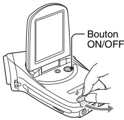 SANYO XACTI VPC-C40E - Ouvrez le support d'écran, puis le cache de la carte au bas de l'appareil photo. - 1
