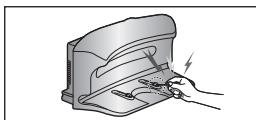 SAMSUNG VCR8874T3B - Non provocare un corto circuito dei contatti della base di ricarica con oggetti metallici quali bastoncini, cacciavit, eccetera. - 1