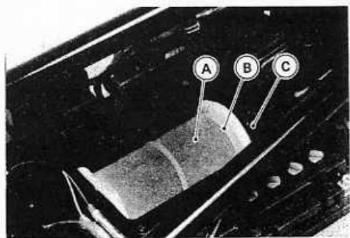 KAWASAKI GPZ 250 - Boîtier de filtrage à air - 2
