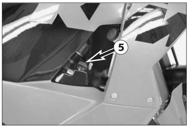 KTM 950 ADVENTURE - Câbles de gaz - vérification du jeu et réglage * - 4