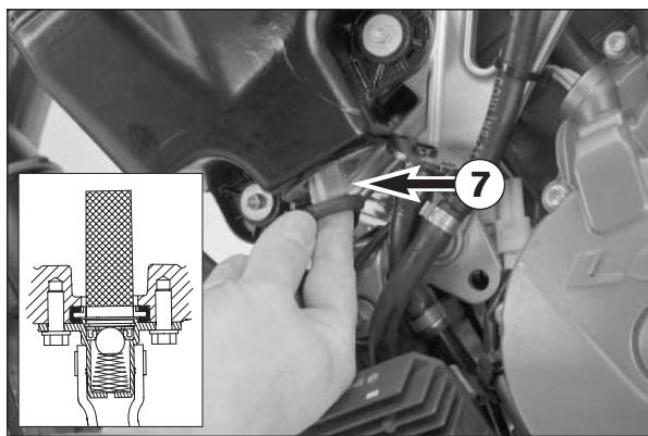 KTM 950 ADVENTURE - Vidange du moteur et changement du filtre à huile, nettoyage des crépines * - 6