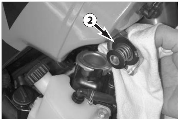 KTM 950 ADVENTURE - Vérification du niveau de liquide de refroidissement dans le radiateur * - 1