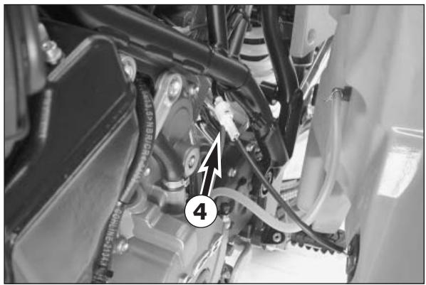 KTM 950 ADVENTURE - Vidange du moteur et changement du filtre à huile, nettoyage des crépines * - 10