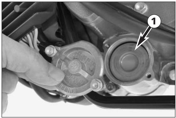 KTM 950 ADVENTURE - Vidange du moteur et changement du filtre à huile, nettoyage des crépines * - 8