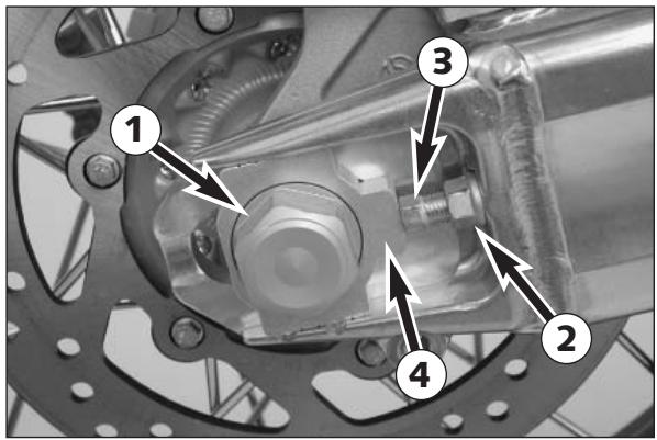KTM 950 ADVENTURE - Vérification de la tension de la chaîne - 1