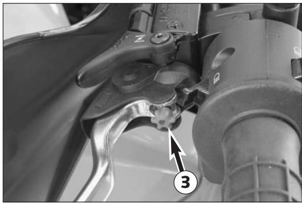 KTM 950 ADVENTURE - Vérification du niveau de liquide de refroidissement dans le radiateur * - 2
