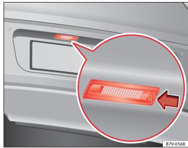 SEAT LEON 3 - Remplacement des ampoules de l'éclairage de la plaque d'immatriculation ^1) - 1