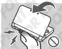 NINTENDO 3DS XL - Ne placez pas vos doigs sur la partie pivotante de la console. - 1