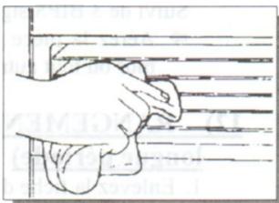 KERO COMPACT 3007 - Entretien de la GRILLE de SORTIE d'air CHAUD (une à deux fois par mois) - 1