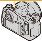 LEICA V-LUX TYP 114 - Retirez le cache de la griffe porte-accessoire en le tirant dans le sens indiqué par la flèche ② tout en appuyant dessus ①. - 2