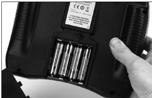 SPEKTRUM DX5E - EINLEGEN DER BATTERIEN - 1
