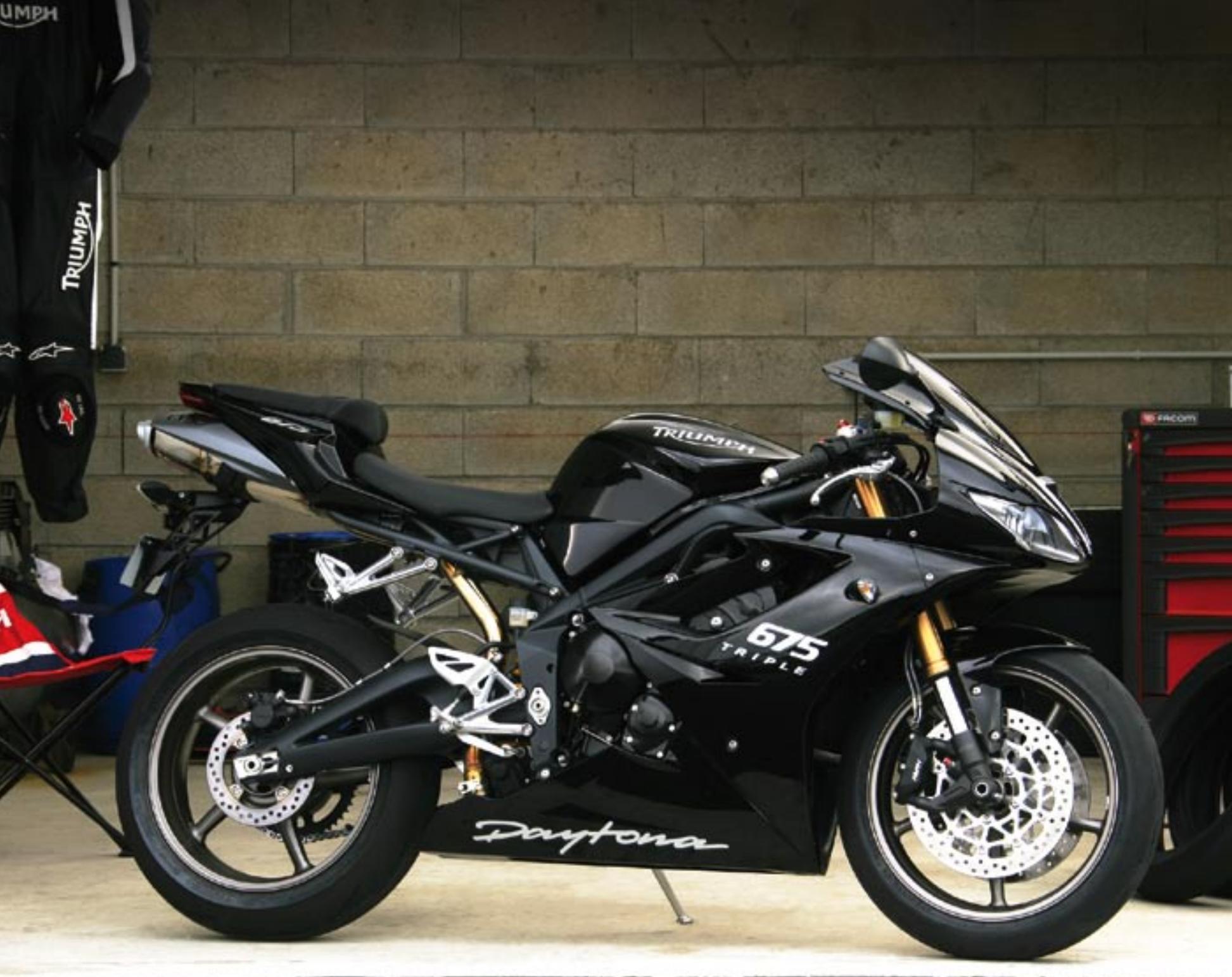 TRIUMPH SPRINT ST - 2