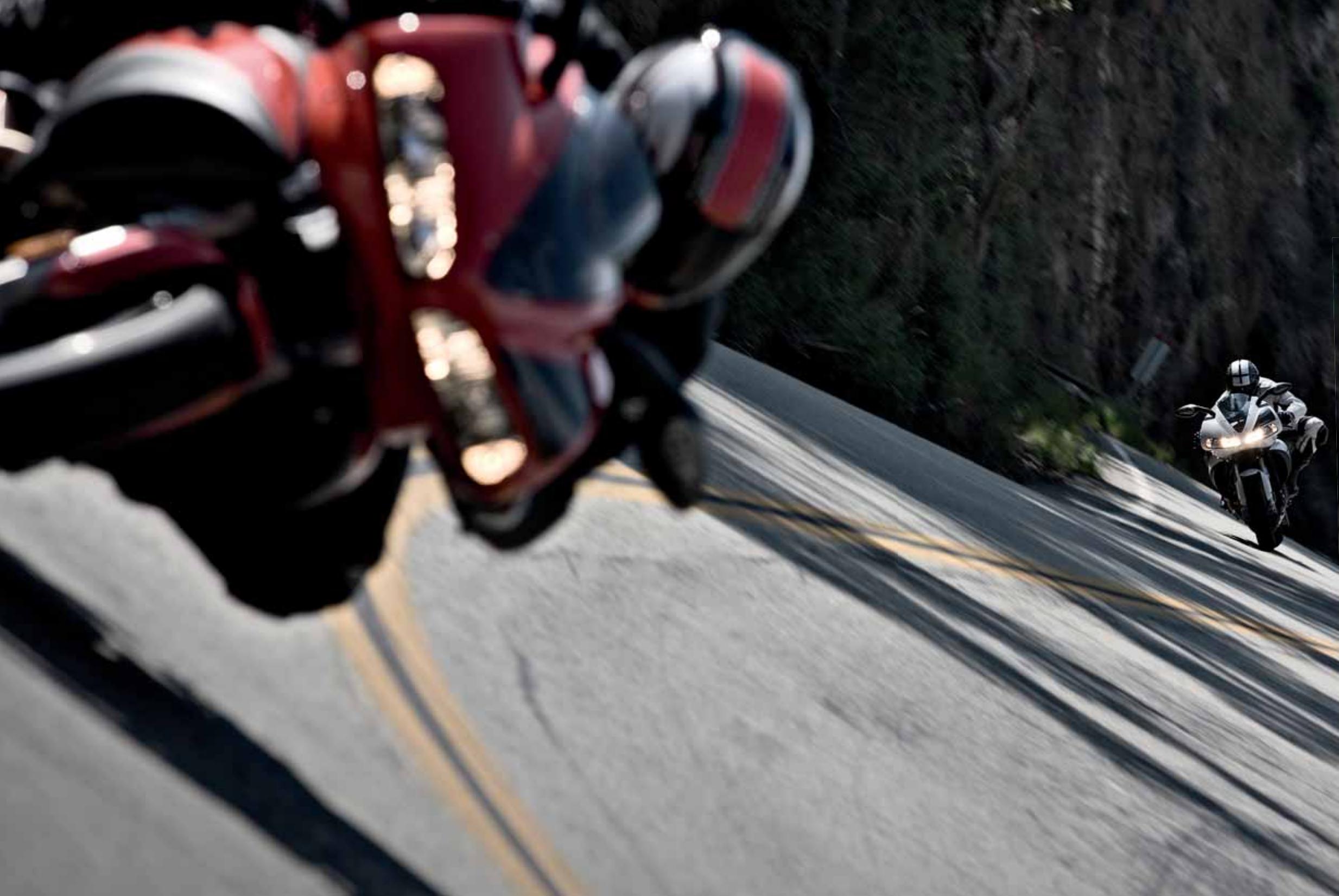 BUELL XB9SX - NOUS NOUS PRESENTONS.    NOUS SOMMES LA BUELL    MOTORCYCLE COMPANY    DE EAST TROY, DANS LE    WISCONSIN. Un petite ville sans aucun doute!    A peine 4231 habitants. Loin de tout. - 20