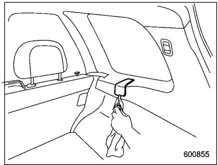 SUBARU FORESTER 2010 - Pour remettre l'ensemble rideau et enrouleur - 1