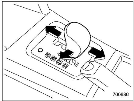 SUBARU FORESTER 2010 - Bouton de déverrouillage du levier sélecteur - 2