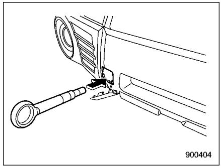 SUBARU FORESTER 2010 - Crochet de remorquage avant: - 2