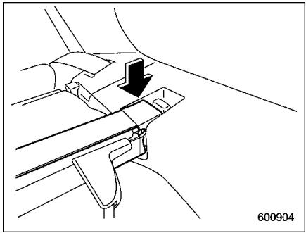 SUBARU FORESTER 2010 - Pour remettre l'ensemble rideau et enrouleur - 2